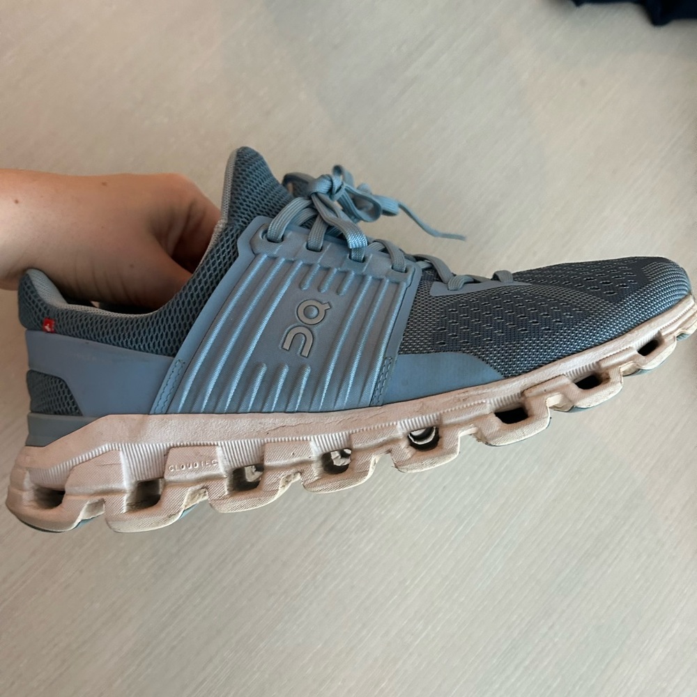 Women’s oncloud shoes - Sz 40